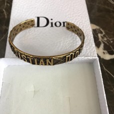 Preț brățară manșetă din alamă cu model Dior cu logo