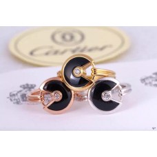 Inel Amulette de Cartier cu onix negru și diamant din aur galben, aur alb și aur roz