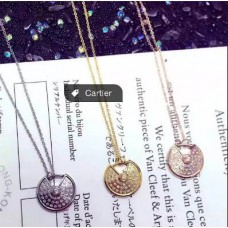 Colier Amulette de Cartier cu diamante în aur galben, aur alb și aur roz