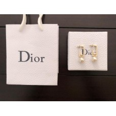 Cercei Christian Dior cu pandantiv simplu din perlă albă și ramă dreptunghiulară din aur galben, în Dubai