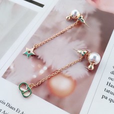 Cercei asimetrici cu perle albe și detaliu stea Dior La Petite Tribale CD Signature, din aur galben