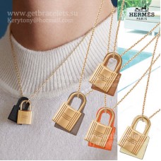 Pandantiv Hermes OKelly din piele de vițel Swift placat cu aur galben