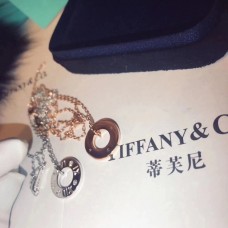 Colier Tiffany Atlas cu pandantiv cerc perforat și diamante, bijuterii