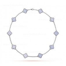 Colier lung Van Cleef Arpels Magic Alhambra cu pandantiv cu 10 motive, aur alb și calcedonie