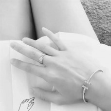 Inel Tiffany Atlas cu trei cristale, preț individual la Dubai