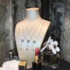 Colier Tiffany Atlas cu pandantiv tip bară și ciucuri, design disruptiv