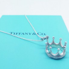 Colier cu lanț și charm Tiffany Crown, bijuterii de Ziua Îndrăgostiților