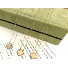 Pandantiv Van Cleef Arpels Alhambra din aur galben, sidef