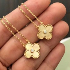 Pandantiv Van Cleef Arpels Alhambra din aur galben, sidef cu diamant